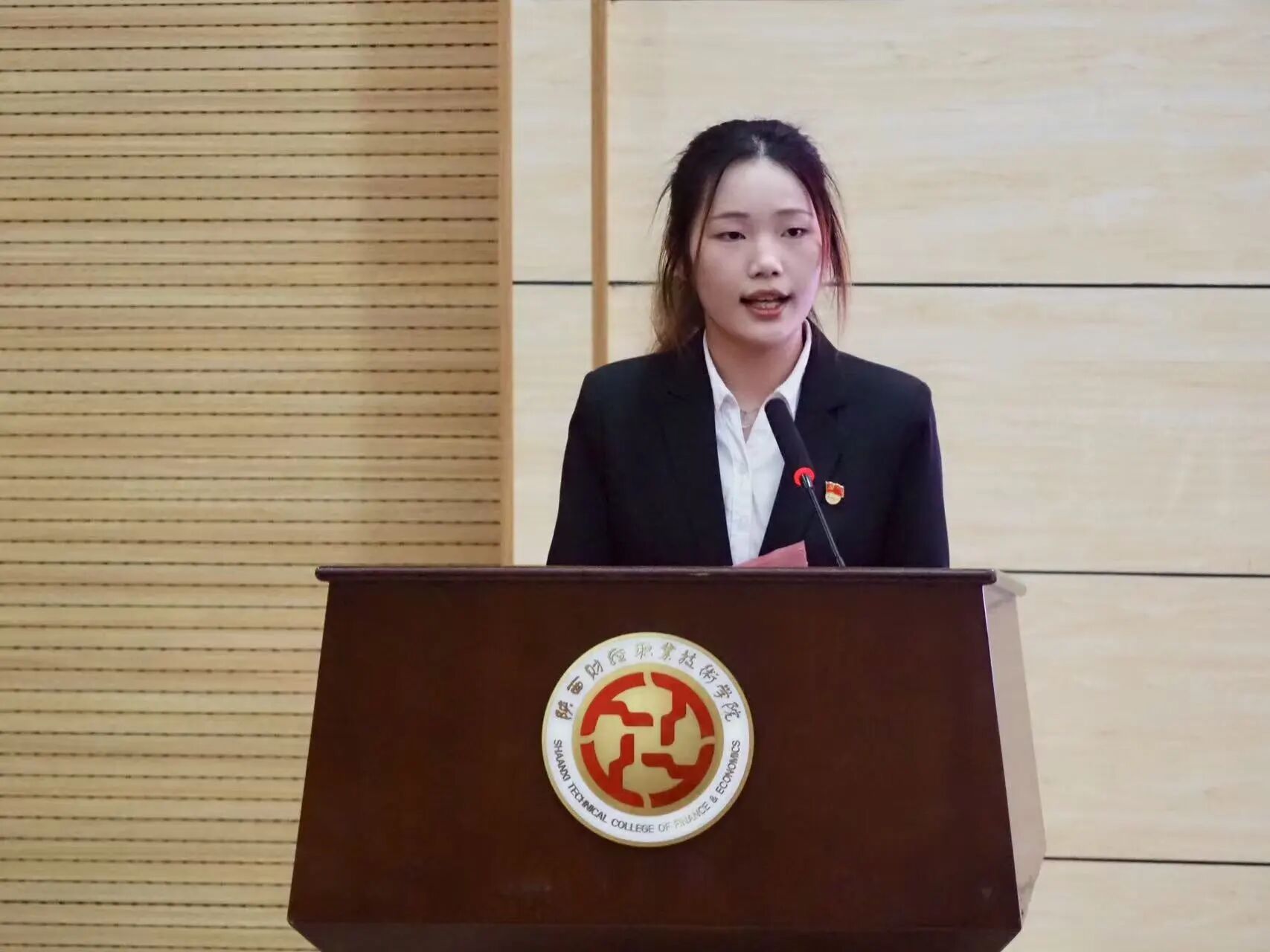 第十九届宿管会主席团代表白云蕾主持二十届入会仪式