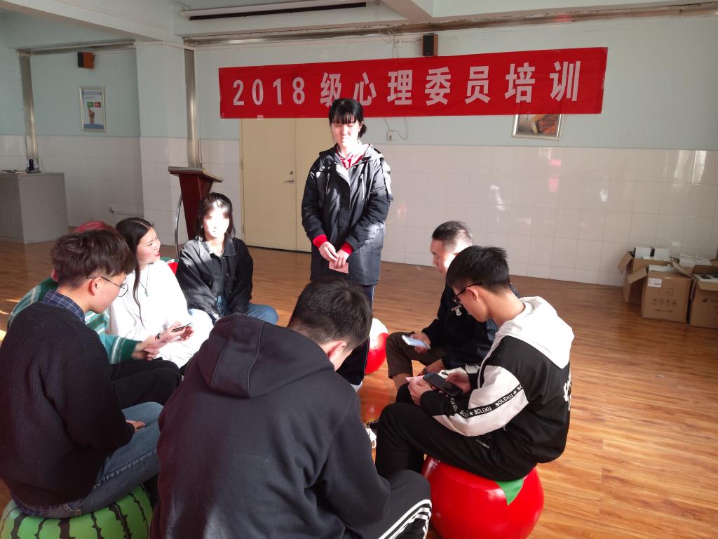 胆小女孩,希望“狮子”能保护自己